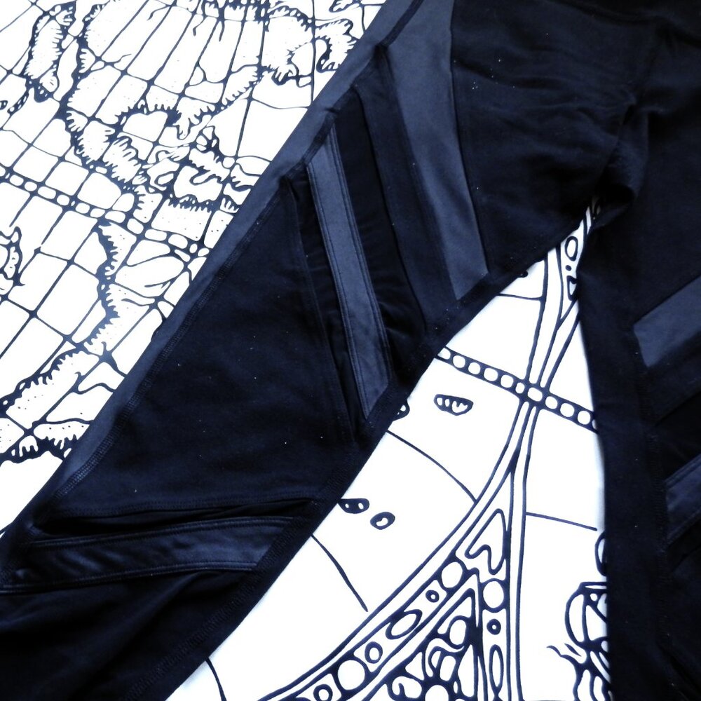 alo || Sheer Mesh Cut-out Epic Leggings in Black - Picture 5 of 13